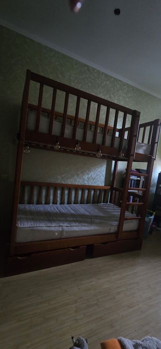 Двухярусна дерев'яна дитяча кровать