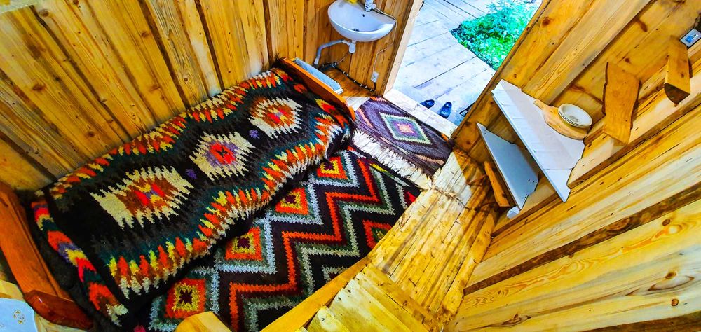Здається  будиночок у лісі біля струмка. Подобово. Косівський район