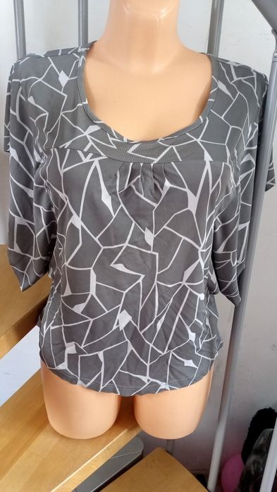 Bluzka z rękawami nietoperz szara wzorzysta okrągły dekolt