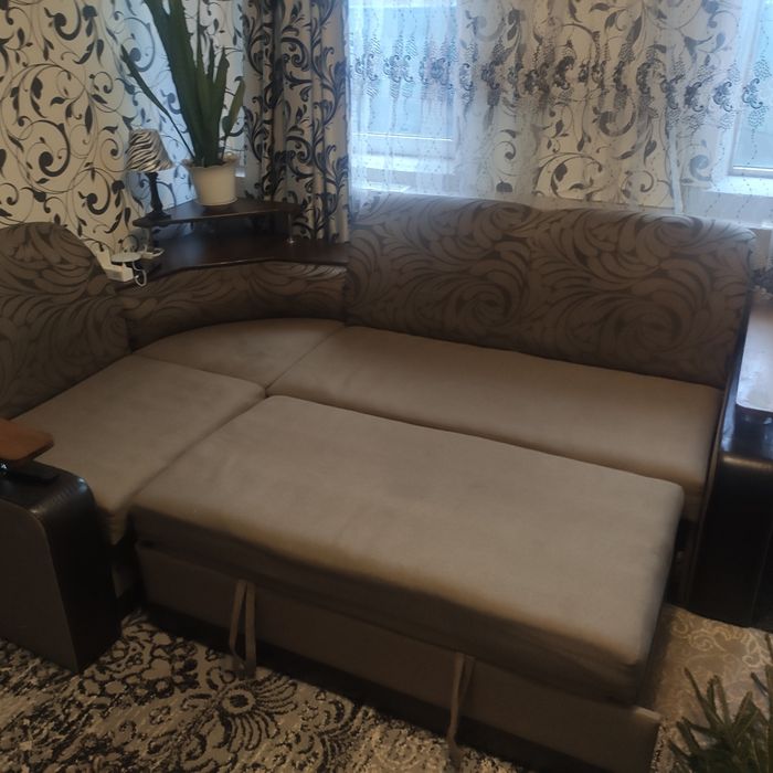 Продам угловой диван в нормальном состоянии.