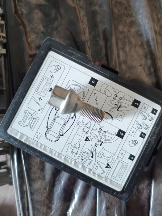 Болт колісний , оригінал ( Fiat 500х)