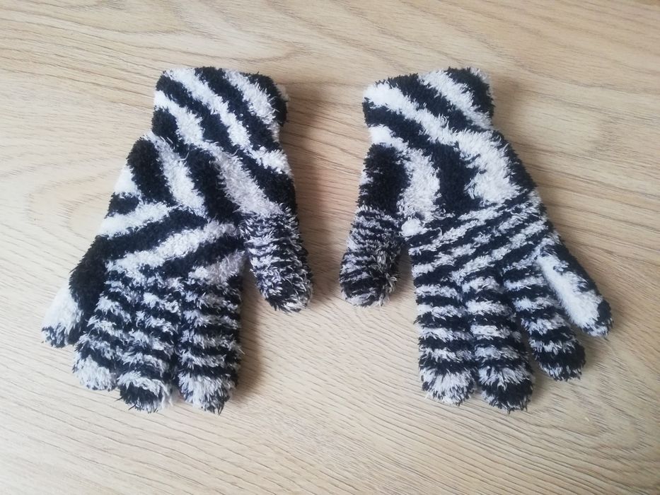 Rękawiczki czarno-białe zebra
Ciepłe, miłe w dotyku
Rozmiar 6-7
Stan d