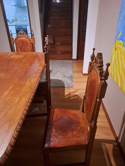 Mesa e cadeiras de sala em madeira de castanho. Bonita lacada /verniz