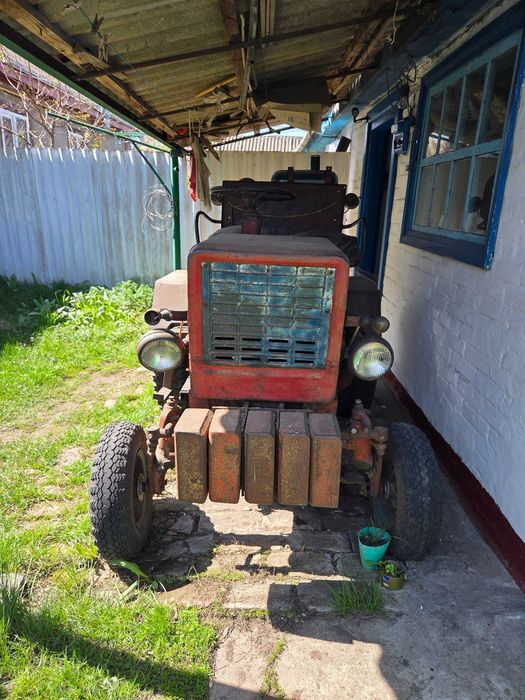 Трактор саморобний з інвентарем