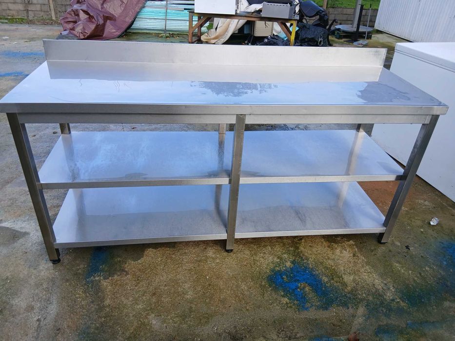 Bancadas de inox com diversas medidas.