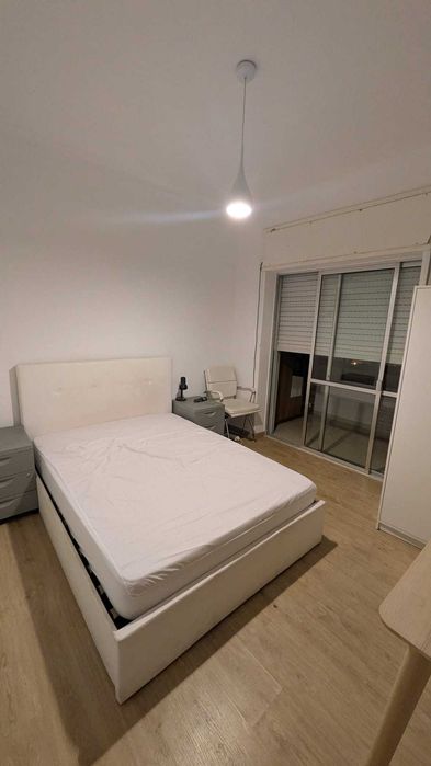 Quarto em Laranjeiro (Praça da Portela)