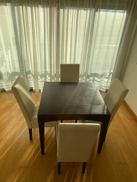 Conjunto de mesa e 4 cadeiras de sala de jantar