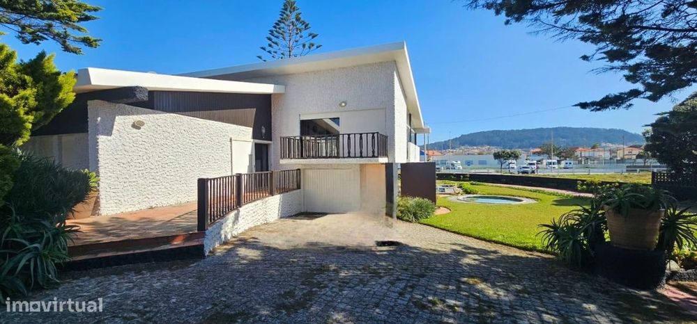 Moradia T5 de luxo absolutamente única, implantada sobre o mar
