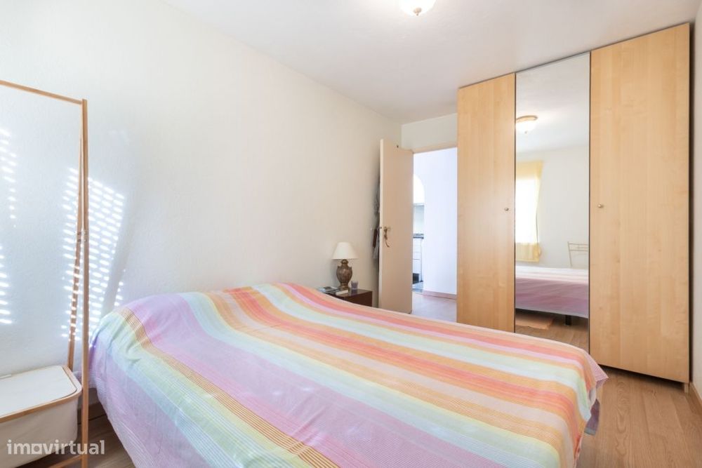 Apartamento T1 com cozinha separada e luz natural