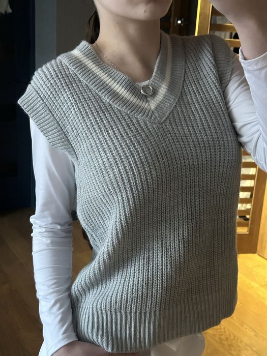 Сіра в'язана жилетка Colins  в стилі Old Money