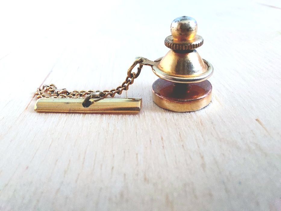 Elegancka pozłacana retro spinka do krawata