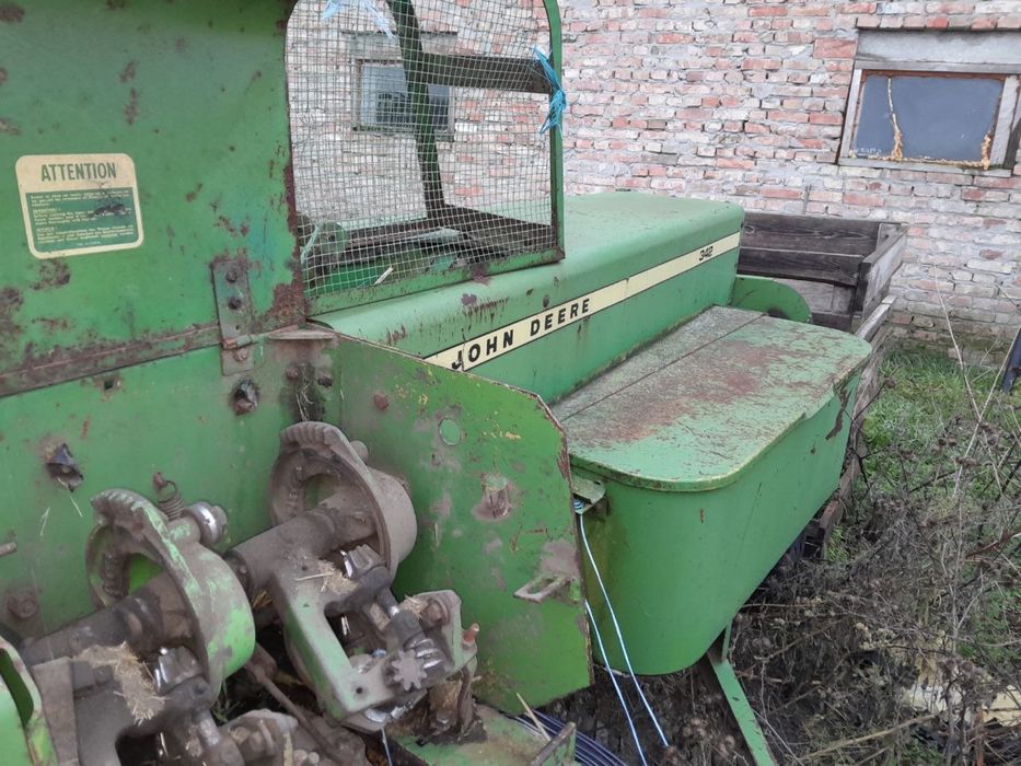 Прес підбирач John Deere