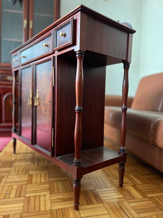 Consola em madeira de carvalho, com detalhes