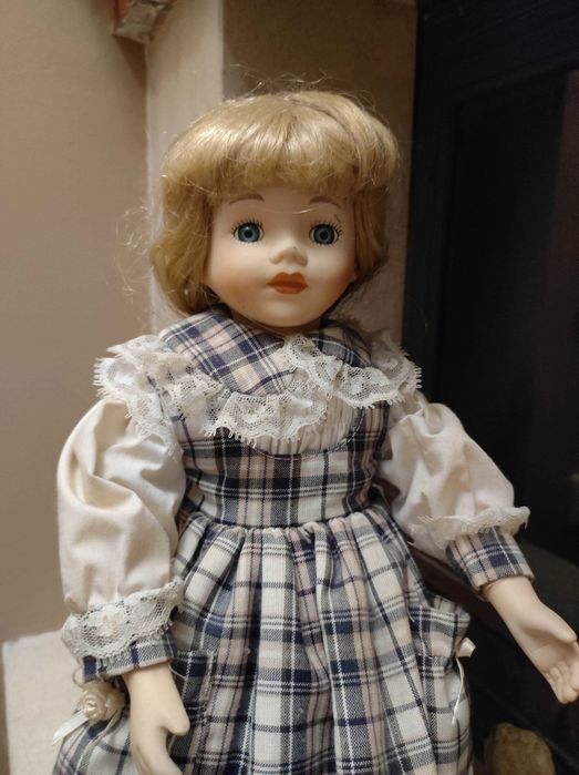 Boneca vintage em bom estado