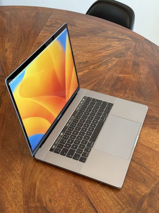 Macbook Pro 15” i7 Quad-core Touchbar 1TB SSD 16GB RAM Radeon Pro 560 Graphics 4GB