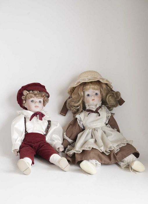 Várias bonecas em porcelana