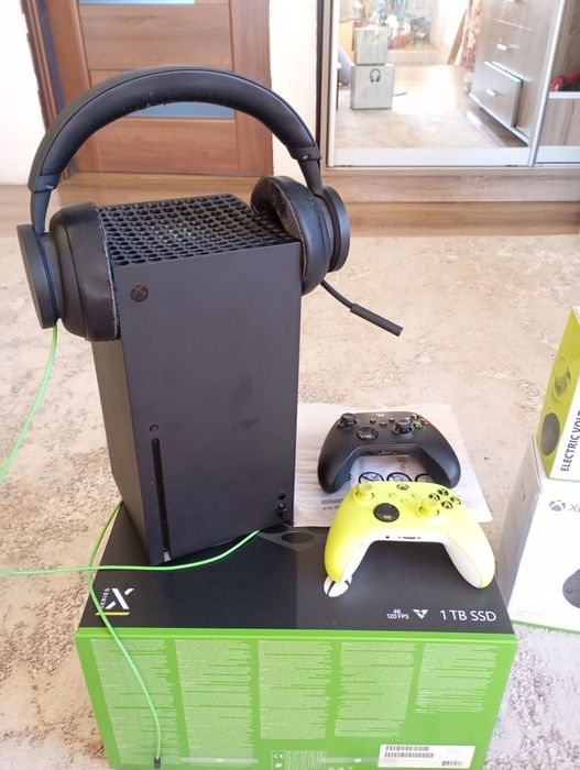 Продам консоль X-Box series X на 1 тб+ джойстик та оригінальні навушни
