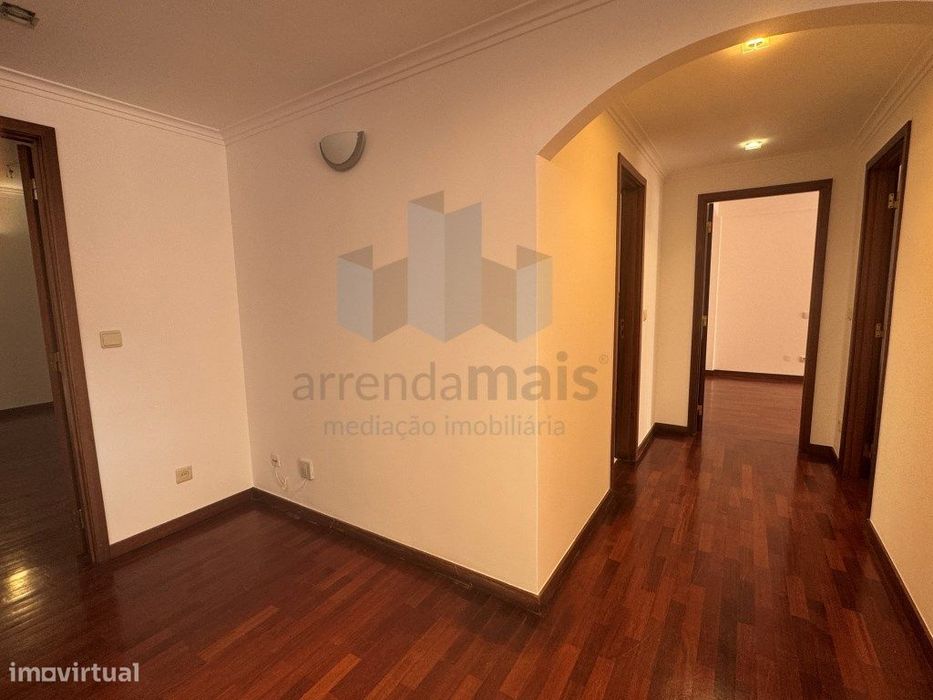 Arrenda-se excelente T3 em ultimo piso com terraço de 120m2 em Celas
