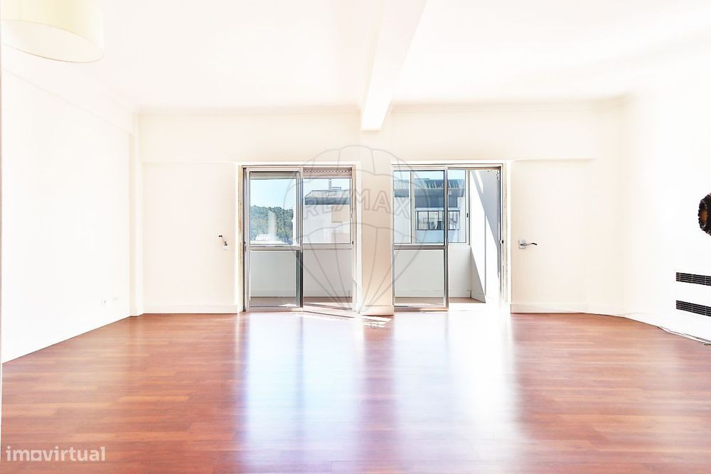 Apartamento T4 para arrendamento