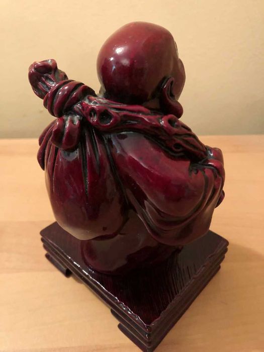 Śliczna ceramiczna figurka uśmiechniętego mnicha