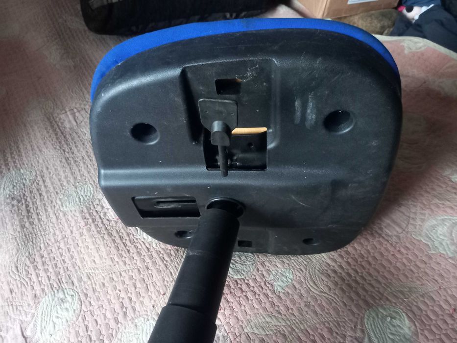 Офісне крісло на колесах