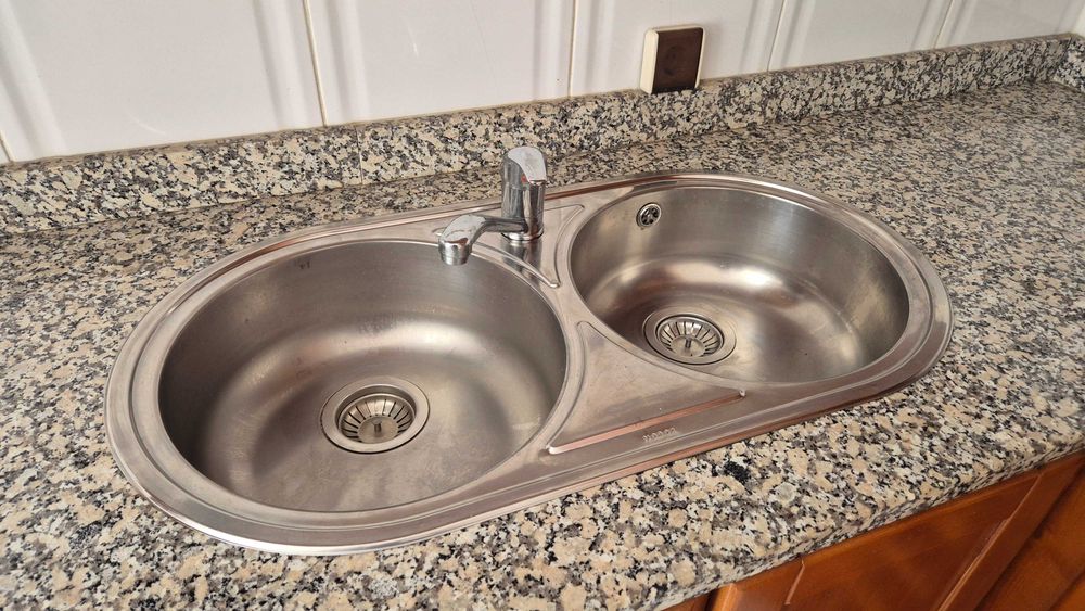 Mobilia de cozinha, mesa, cadeiras e eletrodomésticos