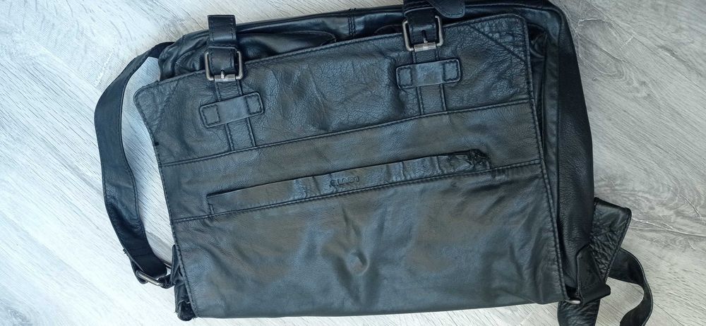 Mala em pele verdadeira da marca Levis.