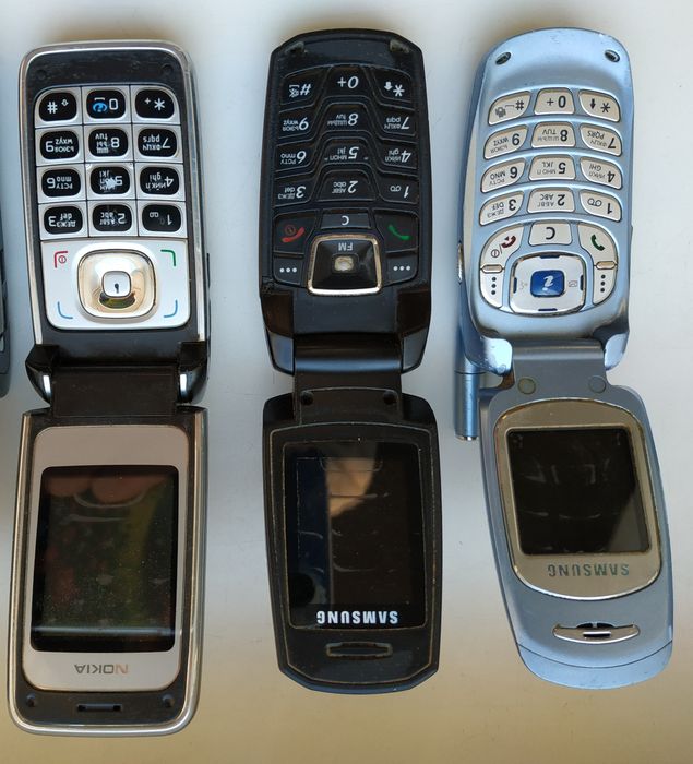 Кнопочный телефон на 3 SIM