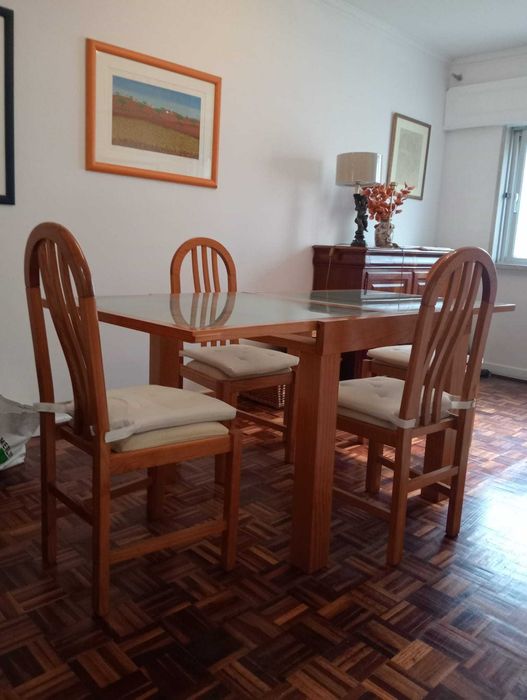 mesa de jantar com 4 cadeiras