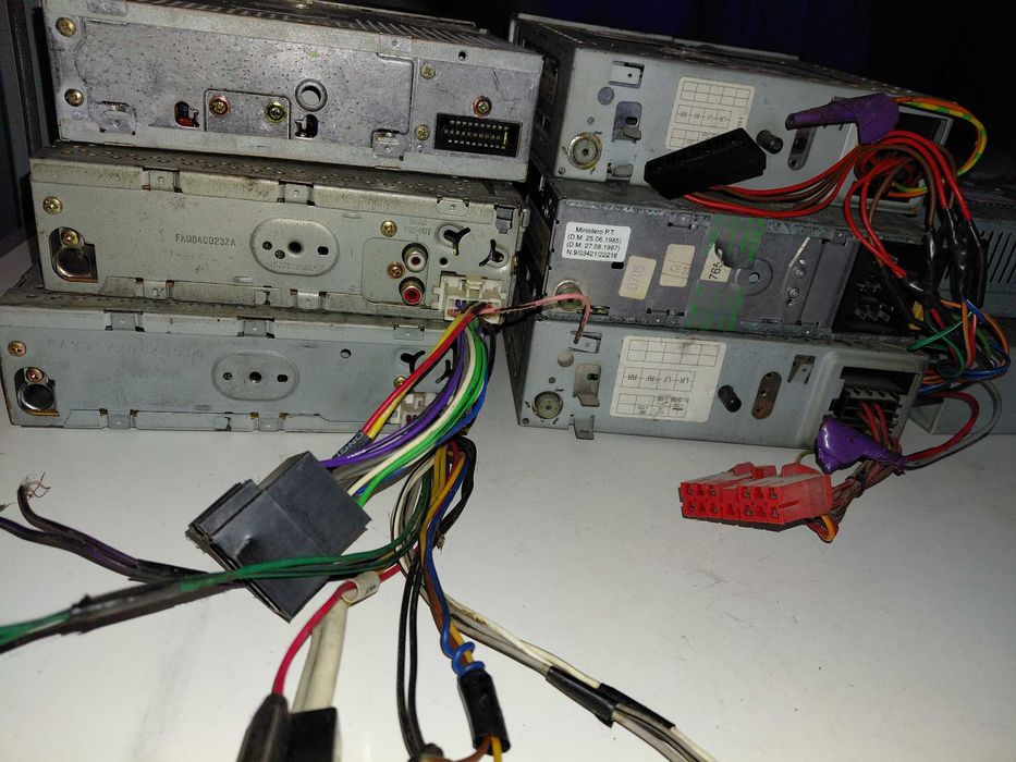 Wyprzedaż garażowa, stare radia niesprawne