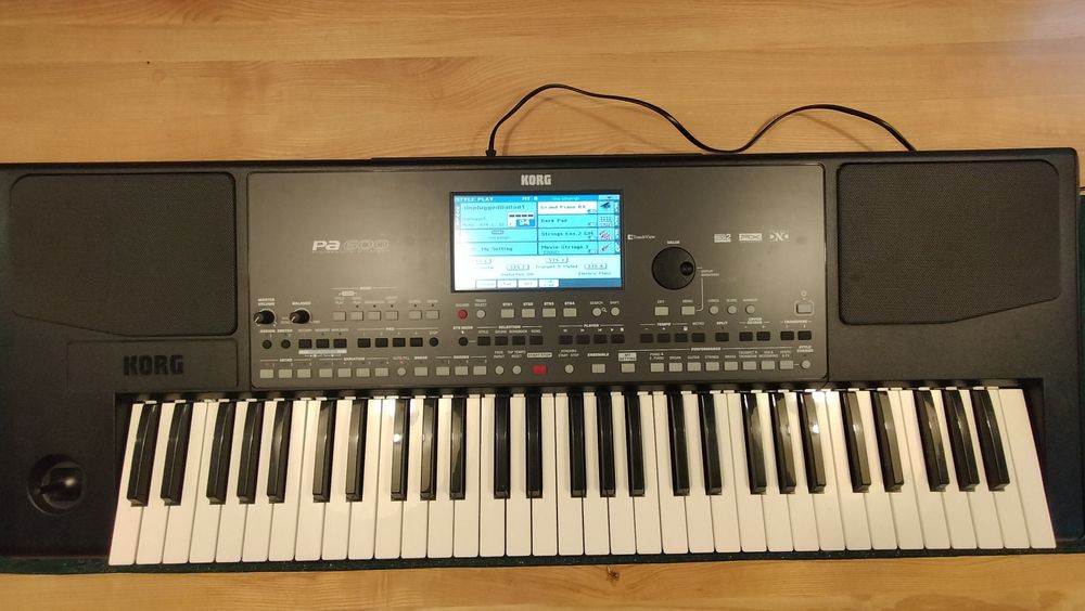 KORG PA600 plus sztywny futerał