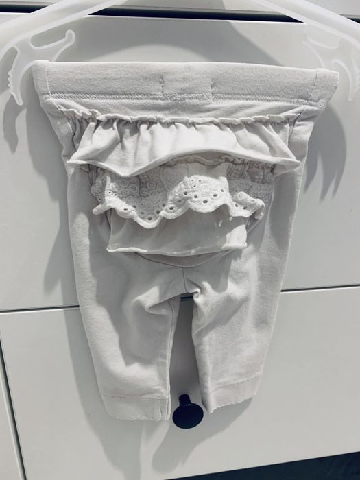 Legginsy spodnie newbie falbanki 56 białe