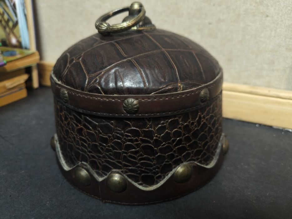 Crocodile-Effect Leather Decorative Box.
Decorative box, a piece