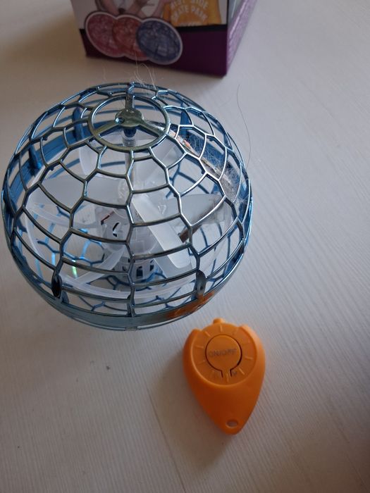 Latająca kula świecąca