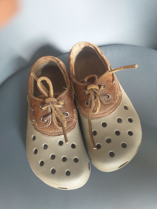 Ciemne brązowe crocs skórzane