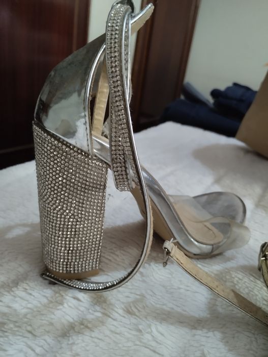 Sandálias novas nunca usadas