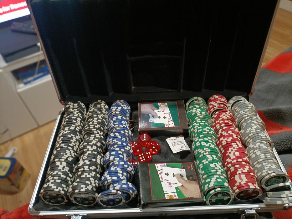 Vendo maleta estou vendendo pois não sei jogar e tbm não tenho interesse em aprender