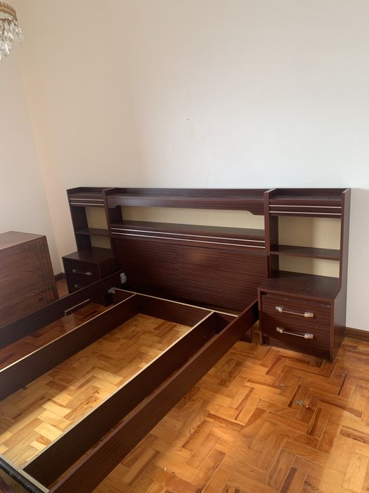 Cama com mesas cabeceira