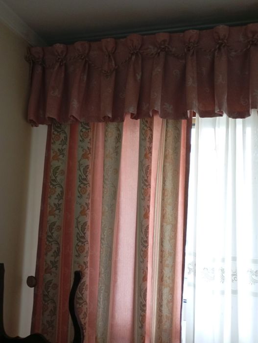 Conjunto de Cortinados Clássicos com Bando (Estilo Sanefa)