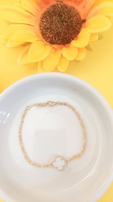 Pulseira luxo trevo branca folheado a ouro 19, semijoia de qualidade.