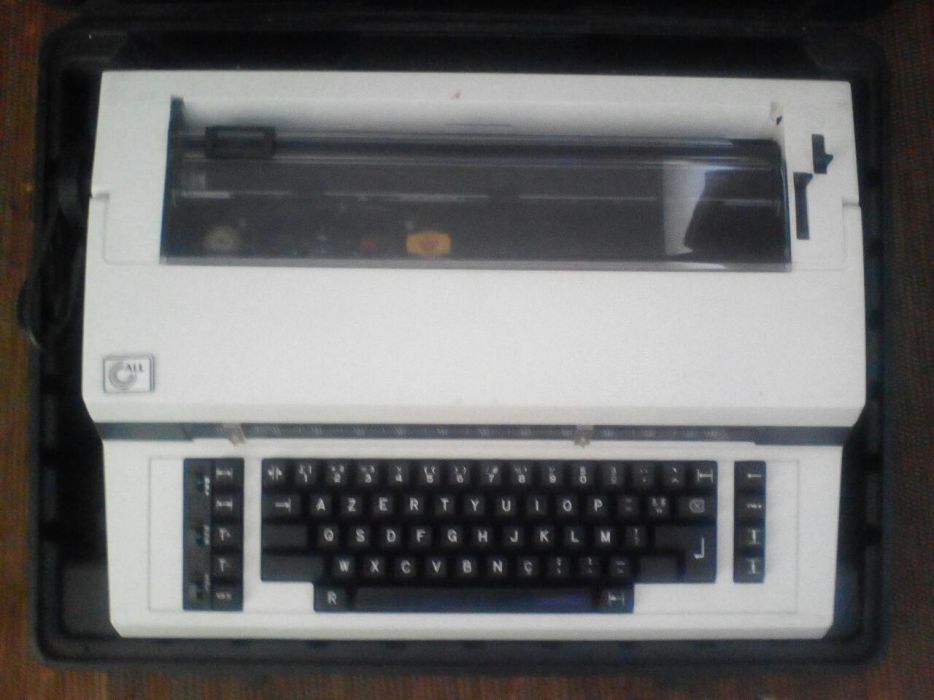 Maquina de escrever vintage impecável