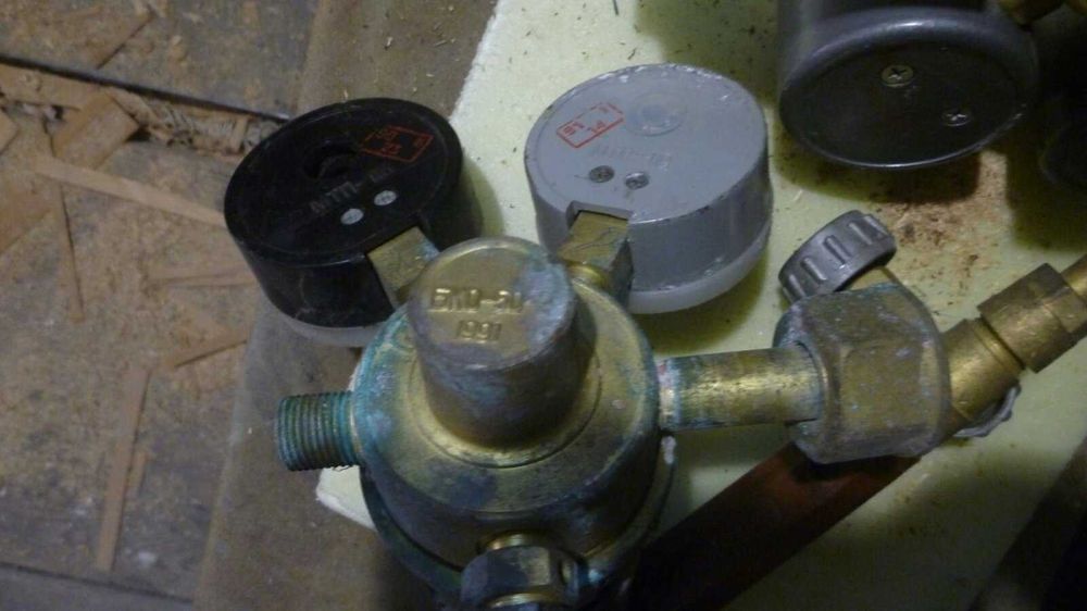 Редуктори та різак до кисневого балону.