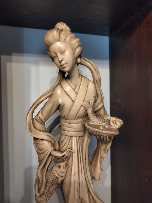 Estatueta em marfinite