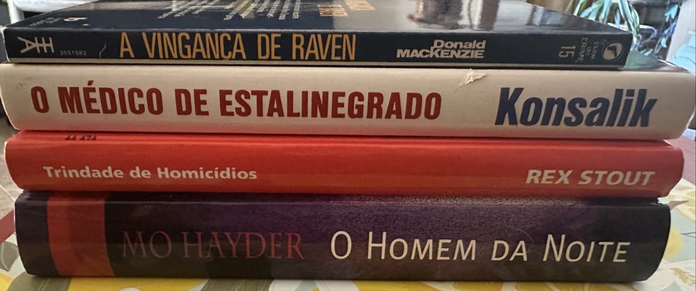 Livros variados em bom estado