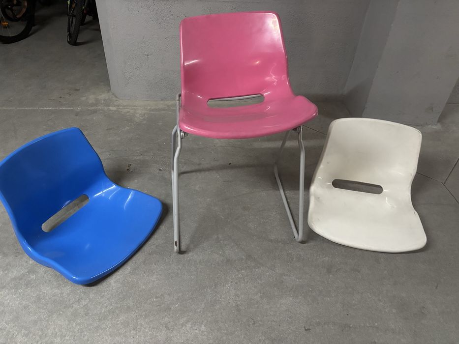 Cadeira IKEA com tres cores de assentos