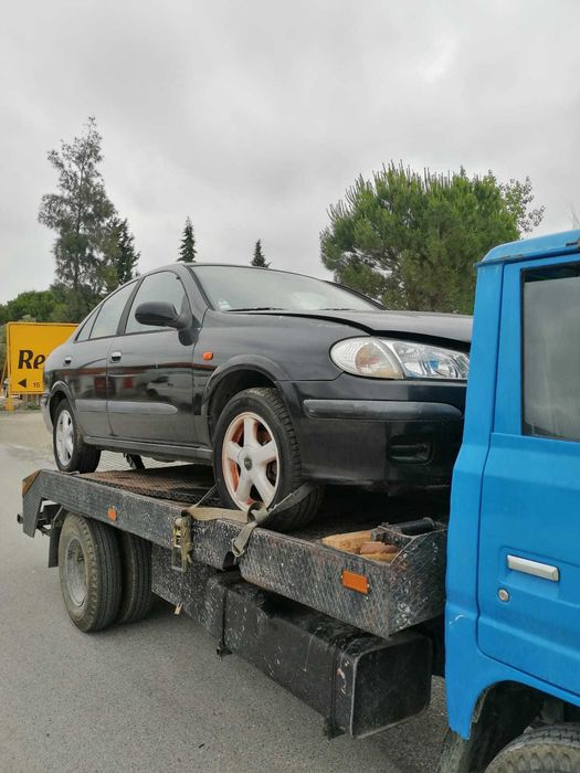 Carro Nissan Almera 1.5 de 2001 para peças