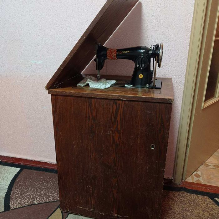 Срочно продам швейну машинку, ножная,с тумбой, робочий стан