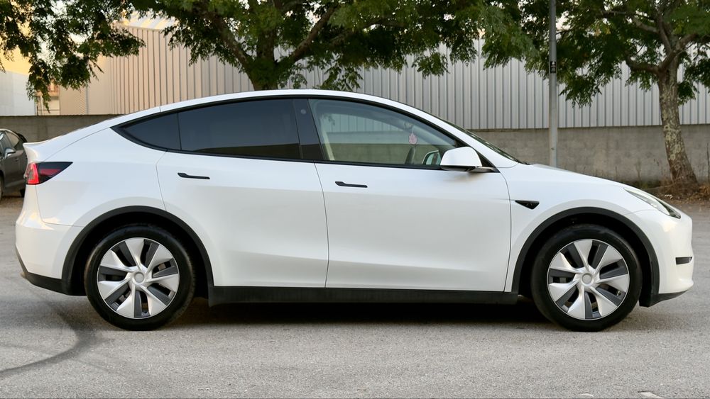 Tesla Model Y  Standard RWD 300cv - Iva dedutivel