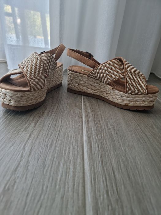 Sandálias com plataforma de corda