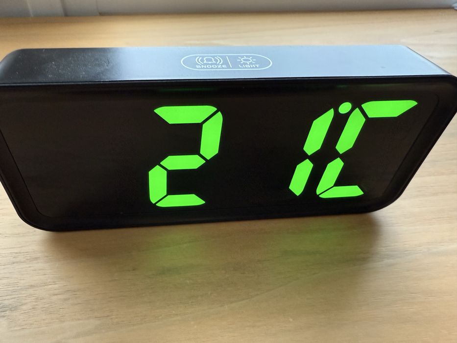 Єлектронний годинник на тумбу , часи/ термометр/ календарь/ будильник